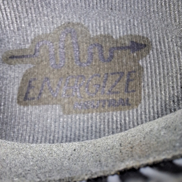 Brooks Levitate 2 in a womens size 7. Pre-loved in good condition - Picture 5 of 11